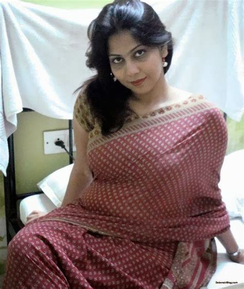 Indian hot and sexy bhabhi showing her pussy